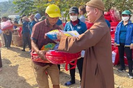 Tặng quà đến bà con gặp khó khăn sau bão Noru