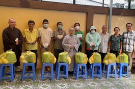 Chùa Đại Hạnh tặng quà người dân có hoàn cảnh khó khăn tại địa phương