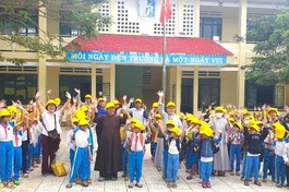 Chùa Pháp Hưng (Long An) tặng quà các em học sinh nghèo 