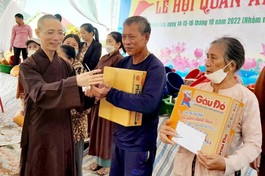 Chư Tăng Ni cứu trợ bà con vùng bão lũ tại Nghệ An, Đà Nẵng