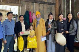 Thiền viện Trúc Lâm Hàm Rồng hỗ trợ hộ người dân gặp khó khăn do ảnh hưởng mưa bão