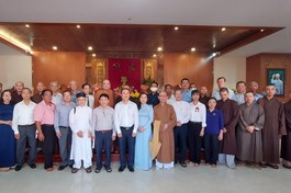 Lãnh đạo quận Tân Bình chụp ảnh lưu niệm cùng đại biểu các dân tộc, tôn giáo trên địa bàn