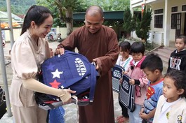 Nghệ An: Chùa Đại Tuệ, chùa Diệc trao quà hỗ trợ các điểm trường sau mưa lũ