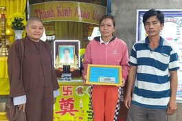 Bình Thuận: Ban Từ thiện - Xã hội Phật giáo huyện Tánh Linh tặng quà gia đình khó khăn