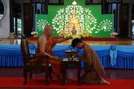 Hòa thượng Pháp Tông thực hiện nghi thức thế phát xuất gia - Ảnh: Minh Giải