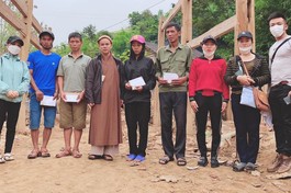 Chùa Linh Quang hỗ trợ kinh phí sửa chữa nhà ở cho người dân sau mưa lũ