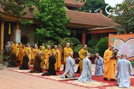 Cung thỉnh chư tôn đức Tăng Ni