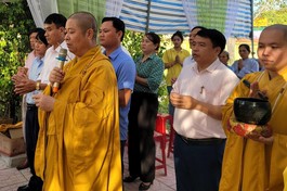 Thượng tọa Thích Thọ Lạc chủ lễ hoàn công nhà bia tưởng niệm anh hùng, liệt sĩ