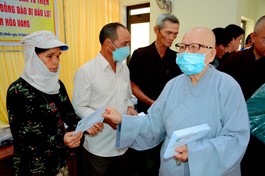 Tặng quà hỗ trợ bà con bị ảnh hưởng sau bão lũ ở miền Trung