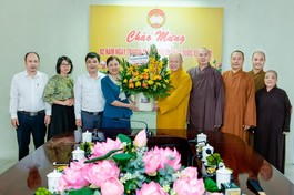 Đoàn Ban Trị sự GHPGVN tỉnh Thanh Hóa tặng hoa chúc mừng