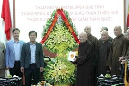 Đoàn lãnh đạo tỉnh Thừa Thiên Huế tặng hoa chúc mừng Phật giáo tỉnh nhân thành công Đại hội Phật giáo toàn quốc lần IX