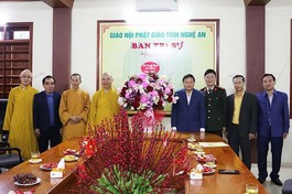 Đoàn công tác tỉnh Nghệ An tặng hoa chúc mừng - Ảnh: P.Q 