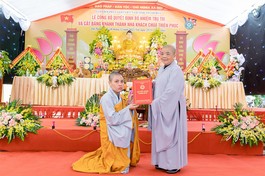 Ni trưởng Thích Đàm Hòa, Phó ban Trị sự GHPGVN tỉnh Thanh Hóa trao quyết định bổ nhiệm trụ trì chùa Thiên Phúc đến Sư cô Thích nữ Vạn An