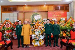 Thượng tọa Thích Tâm Định tặng hoa chúc mừng đến tập thể lãnh đạo, cán bộ, chiến sĩ Bộ Chỉ huy Quân sự tỉnh