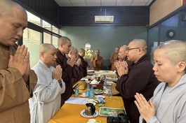 Chư tôn đức niệm Phật cầu gia hộ