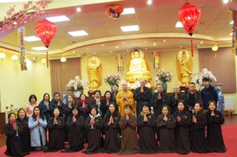 Chư Tăng và Phật tử chùa Tuệ Giác chụp ảnh lưu niệm cùng bà Nguyễn Thị Bích Thảo, Đại sứ đặc mệnh toàn quyền nước CHXHCN Việt Nam tại Hungary