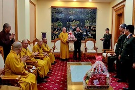 Hòa thượng Thích Thanh Nhiễu tặng quà chúc Tết đến Bộ Công an