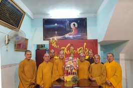 Chư tôn đức Thường trực Ban Trị sự GHPGVN quận Tân Bình dâng quà chúc Tết Hòa thượng Thích Như Tín