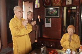 Hòa thượng Thích Thanh Nhiễu và Thượng tọa Thích Thanh Hòa đảnh lễ, khánh tuế Trưởng lão Hòa thượng Thích Thanh Dục