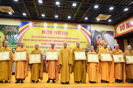 Trao giáo chỉ tấn phong giáo phẩm đến chư tôn đức