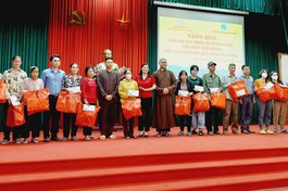 Chùa Đại Từ Ân tặng quà Tết đến người nghèo