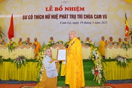 Hòa thượng Thích Thiện Tấn trao quyết định bổ nhiệm trụ trì chùa Cam Vũ đến Sư cô Thích nữ Huệ Phát