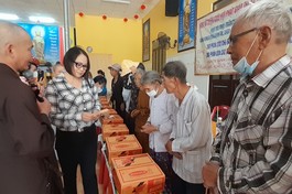 Bình Thuận: Ban Từ thiện xã hội Phật giáo TX.La Gi tặng 900 phần quà đến người nghèo