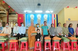 Chùa Quán Âm tặng quà đến người nghèo tại địa phương