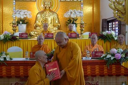 Thượng tọa Thích Trung Nguyện thay mặt Ban Thường trực Ban Trị sự GHPGVN TP.HCM trao quyết định bổ nhiệm trụ trì chùa Ngọc Nhân đến Đại đức Thích Huệ Châu