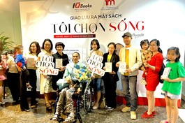 Nguyễn Chánh Tín trong buổi giao lưu ra mắt sách "Tôi chọn sống"