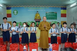 Các em đoàn sinh Gia đình Phật tử TP.Đà Nẵng được nhận quà nhân mùa Phật đản