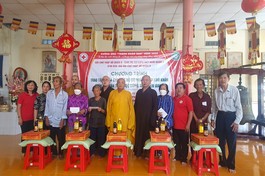 Phật giáo Q.8 tặng quà người nghèo nhân mùa Phật đản