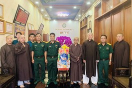Ban Chỉ huy Quân sự Q.3 tặng quà chúc mừng Phật đản đến Ban Trị sự Phật giáo quận