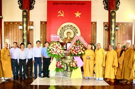 Chư tôn đức đặt vòng hoa tưởng niệm tại đền thờ liệt sĩ thị xã Gò Công