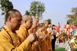 Chư tôn đức niêm hương bạch Phật