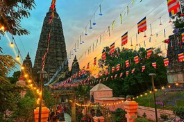 Theo truyền thống Phật giáo Nam truyền và Tây Tạng, lễ Vesak nhằm kỷ niệm 3 sự kiện trọng đại: Đản sinh, Thành đạo và Nhập diệt của Đức Phật