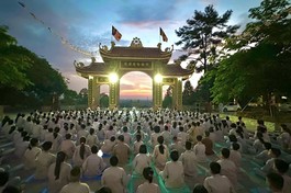 Các khóa sinh thực tập tọa thiền