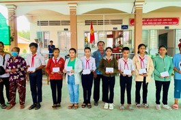 Trao quà đến các em học sinh - Ảnh: H.Duyên