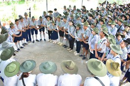 Các trại sinh kết dây thân ái