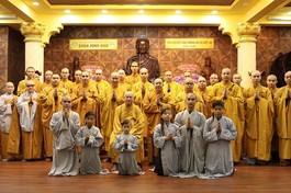 Đoàn thăm, cúng dường, chụp hình lưu niệm tại trường hạ chùa Minh Đạo