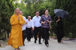 Hòa thượng Thích Thọ Lạc hướng dẫn đoàn công tác Bộ Nội vụ tham quan chùa Đại Tuệ