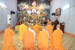 Chư Tăng Ni Thường trực Ban Trị sự GHPGVN TX.La Gi tác bạch cúng dường trường hạ