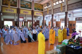 Đoàn chùa Diệu Pháp lễ Phật, tác bạch cúng dường tại trường hạ chùa Long Sơn (Khánh Hòa)