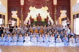 Đoàn chụp ảnh lưu niệm tại thiền viện Huệ Chiếu
