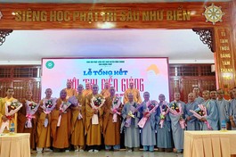 Tặng hoa đến các hành giả tham dự hội thi