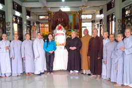 Bà Phan Kiều Thanh Hương, Phó Chủ tịch Ủy ban MTTQVN TP.HCM thăm, tặng quà tại trường hạ chùa Pháp Quang (Q.8)