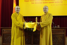 Hòa thượng Thích Quảng Tùng trao tịnh tài cúng dường hạ trường Sóc Thiên Vương - Học viện Phật giáo VN tại Hà Nội