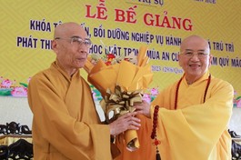 Hòa thượng Thích Khế Chơn dâng hoa niệm ân Trưởng lão Hòa thượng Thích Quang Nhuận