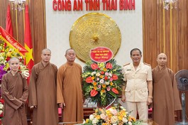 Ban Trị sự GHPGVN tỉnh Thái Bình tặng hoa chúc mừng Công an tỉnh nhân kỷ niệm 78 năm ngày truyền thống Công an nhân dân