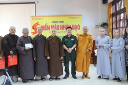 Chư tôn đức Hội đồng Điều hành Học viện Phật giáo VN tại TP.HCM, Ban Giáo dục Phật giáo TP.HCM chụp ảnh cùng các bác sĩ Bệnh viện Quân y 175